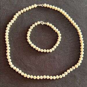 Elegant Cultured Fresh  Water Pearl Necklace and Bracelet Set